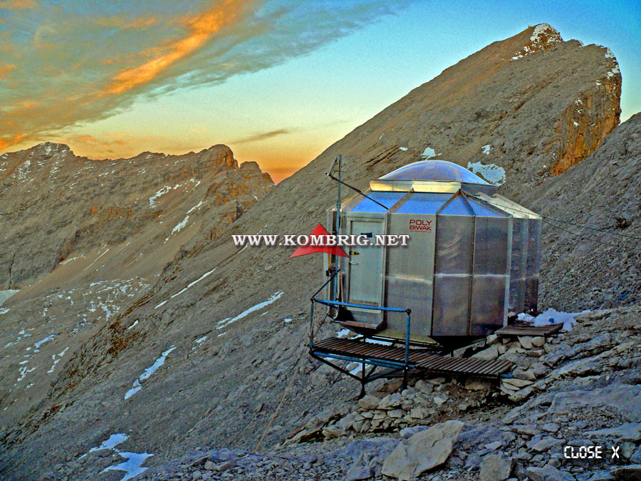 Высокогорный альпийский приют-бивак под названием Karl-Schuster-Biwak, известный также под названием Laliderer-Biwak. Горный массив: Карвендель (Karwendel), Австрия, земля Тироль.