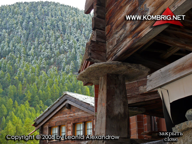 Старый дом в деревне Церматт (Zermatt), Швейцарские Альпы. Деревянные опоры защищают дом от сырости, а камни, положенные на эти опоры - от проникновения в дом мышей.